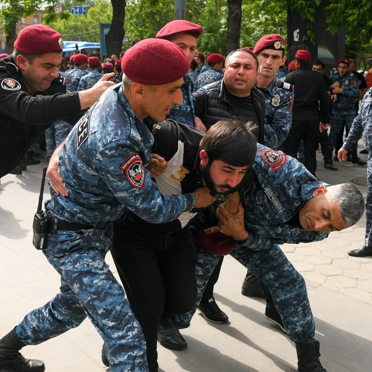 Polizeibeamte nehmen einen Demonstranten fest: Die Proteste in Armenien dauern seit Tagen an.