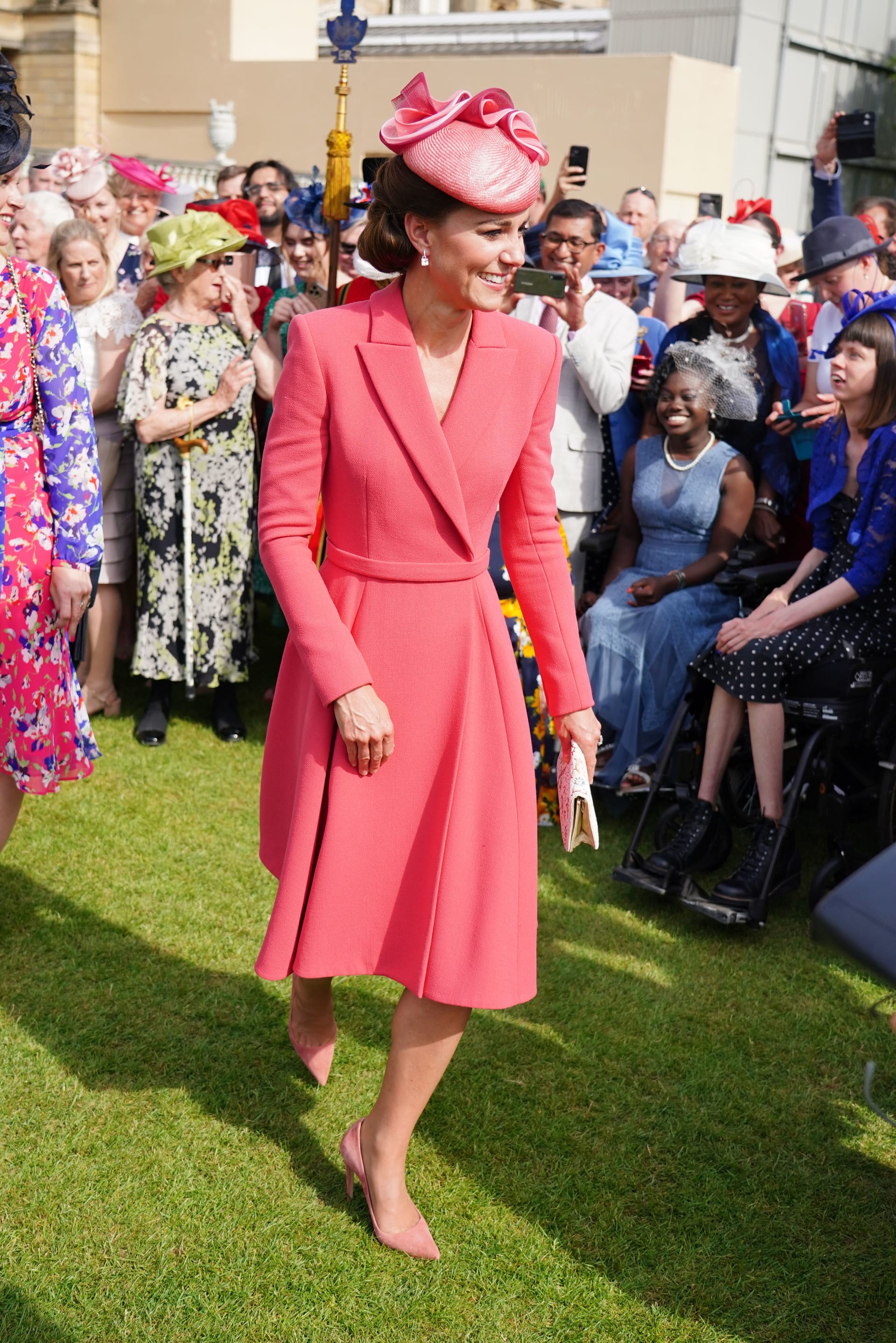 Herzogin Kate setzte bei der Gartenparty auf knallige Farben.