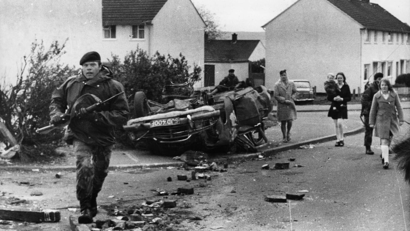 Nordirlandkonflikt, Mai 1972: In einem katholischen Viertel in Belfast explodierte eine Autobombe.