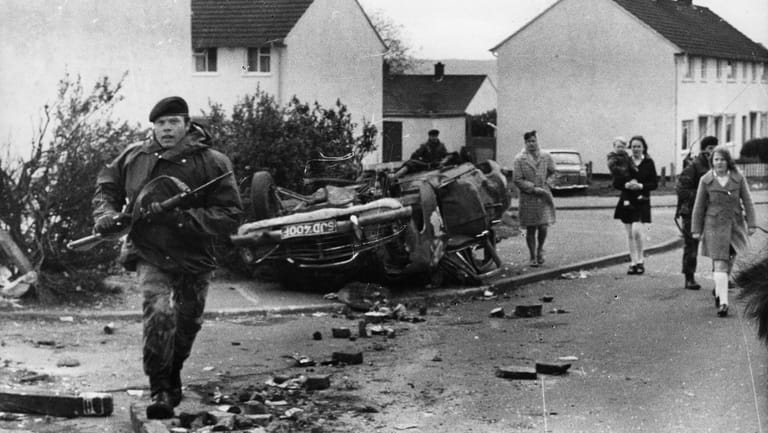 Nordirlandkonflikt, Mai 1972: In einem katholischen Viertel in Belfast explodierte eine Autobombe.