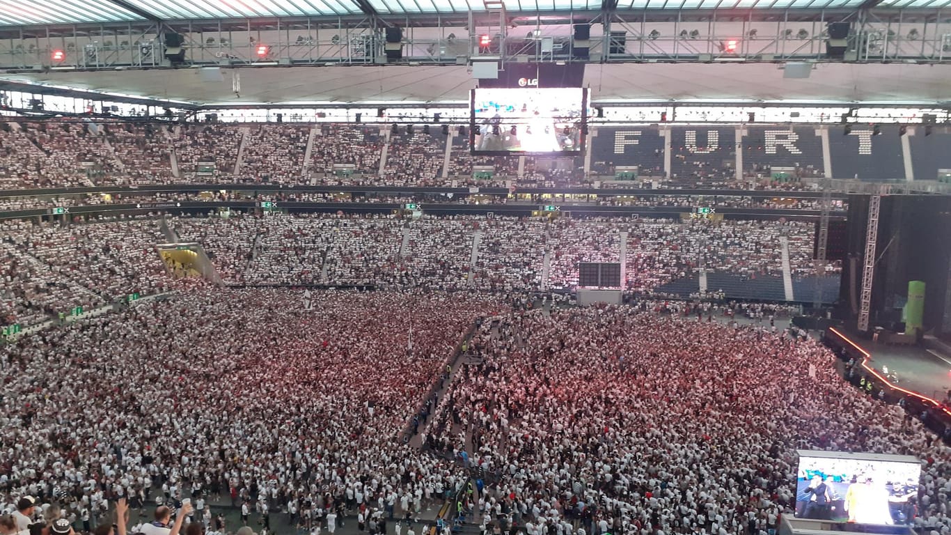 50.000 Eintracht Anhänger in ihrem "Wohnzimmer": Die Fans sorgten für eine ohrenbetäubende Atmosphäre.