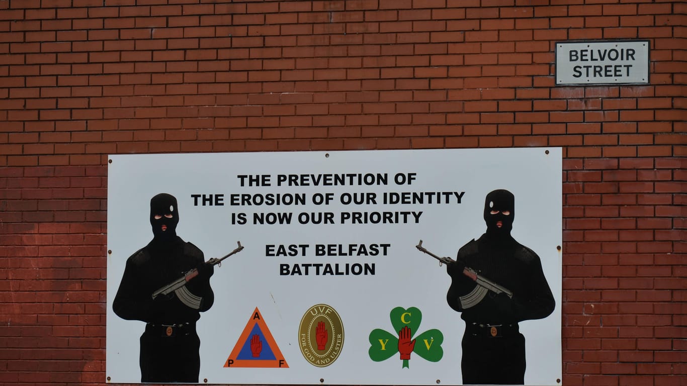 Belfast, Nordirland: Ein Banner einer IRA-Brigade hängt an einer Häuserfassade.