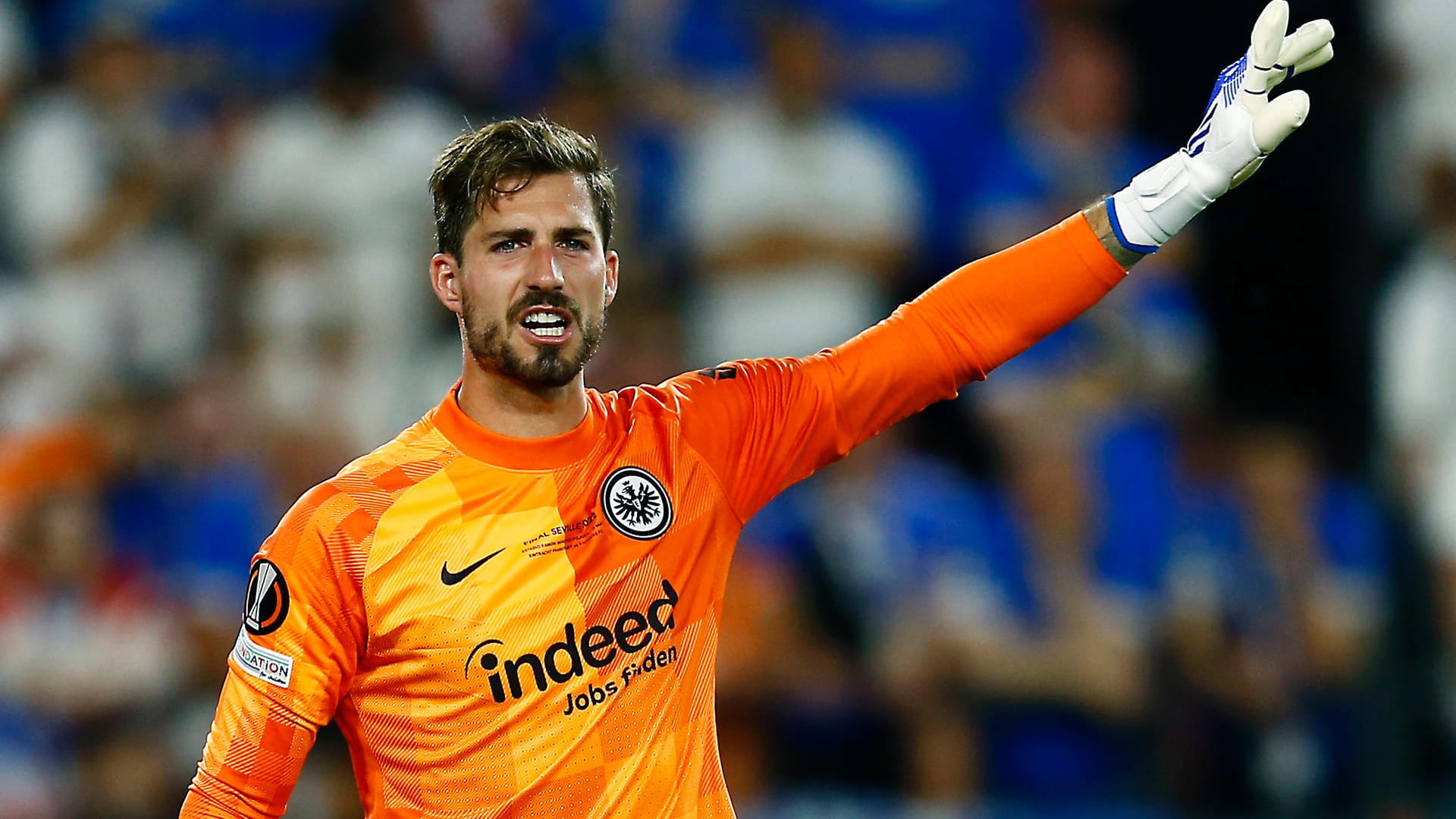 Kevin Trapp: Musste in der 36. Minute nach Lundstrams Kopfball die Kugel erstmals mit den Fingerspitzen über die Latte bugsieren, beim Gegentor durch Aribo machtlos. In der 118. mit der Riesentat, als er sich im letzten Moment in Kents Abschluss warf, rettete die Eintracht endgültig ins Elfmeterschießen, als er in der 120. Minute Taveniers gut geschossenen Freistoß entschärfte, seine Beinabwehr gegen Aaron Ramsey im Elfmeterschießen sicherte den Frankfurtern den Titel. Note 1