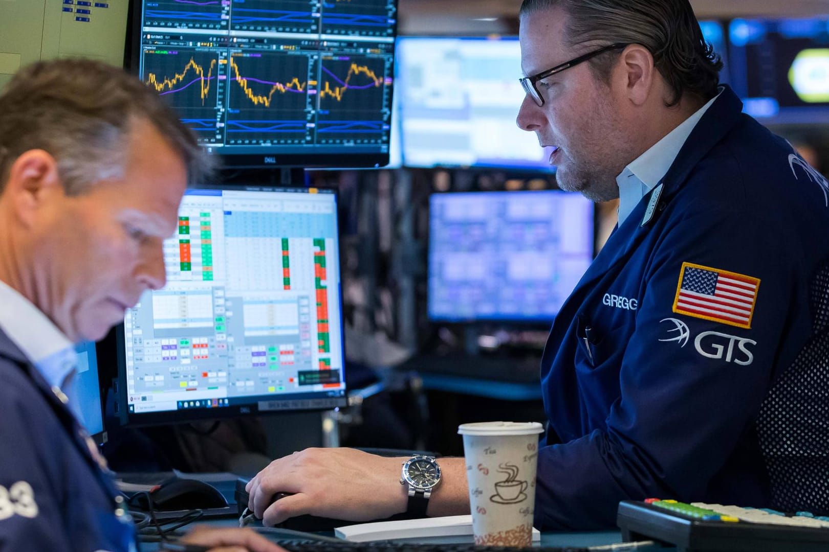 Händler an der New Yorker Börse (Symbolbild): Am Mittwoch rutsche der Nasdaq um fünf Prozent ab. Händler an der New Yorker Börse (Symbolbild): Am Mittwoch rutsche der Nasdaq um fünf Prozent ab.
