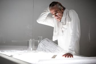 Anthony Royal (Jeremy Irons) ist der Architekt des imposanten Wolkenkratzers.