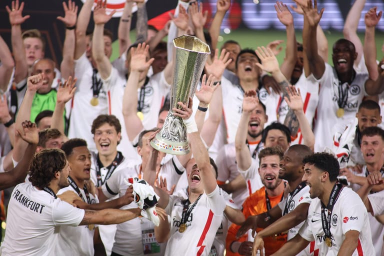Der Moment, auf den alle gewartet haben: Die Frankfurter recken den Pokal in den spanischen Himmel.