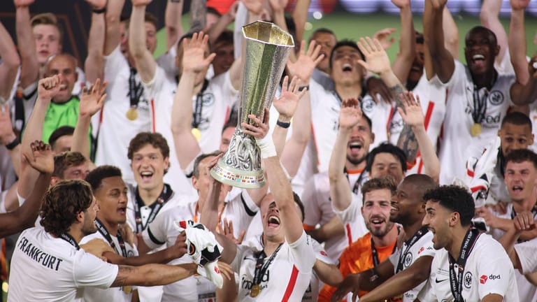 Der Moment, auf den alle gewartet haben: Die Frankfurter recken den Pokal in den spanischen Himmel.