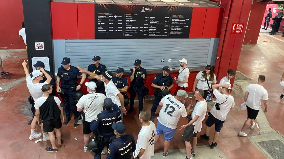 Polizei riegelt einen geschlossenen Stand ab: Offenbar gab es nicht genügend Getränke während des Finales der Europa League.