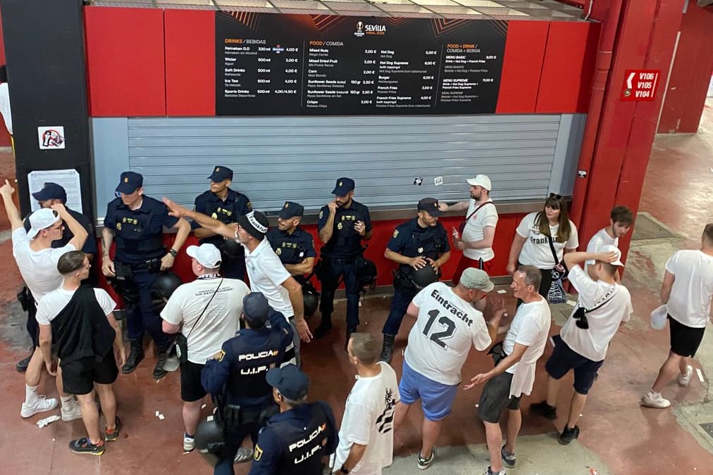 Polizei riegelt einen geschlossenen Stand ab: Offenbar gab es nicht genügend Getränke während des Finales der Europa League.