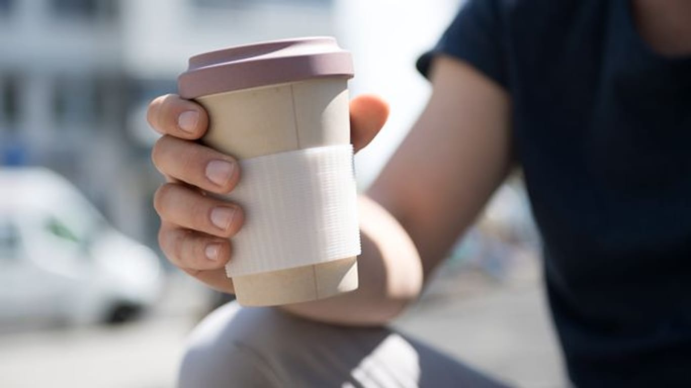 Kaffeebecher aus Bambus können ein Problem sein: Werden Flüssigkeiten heißer als 70 Grad eingefüllt, können Schadstoffe aus dem Bechermaterial in den Kaffee übergehen.