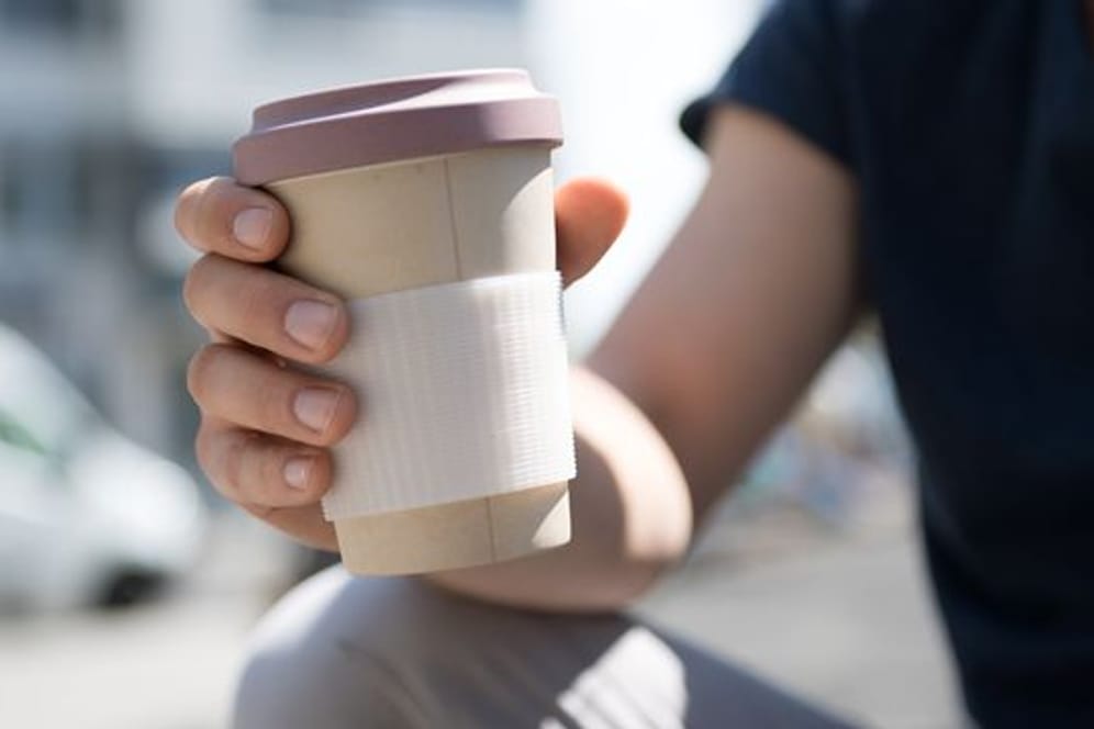 Kaffeebecher aus Bambus können ein Problem sein: Werden Flüssigkeiten heißer als 70 Grad eingefüllt, können Schadstoffe aus dem Bechermaterial in den Kaffee übergehen.