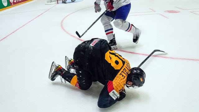 Deutschlands Tim Stützle hatte sich beim Spiel gegen Frankreich verletzt.