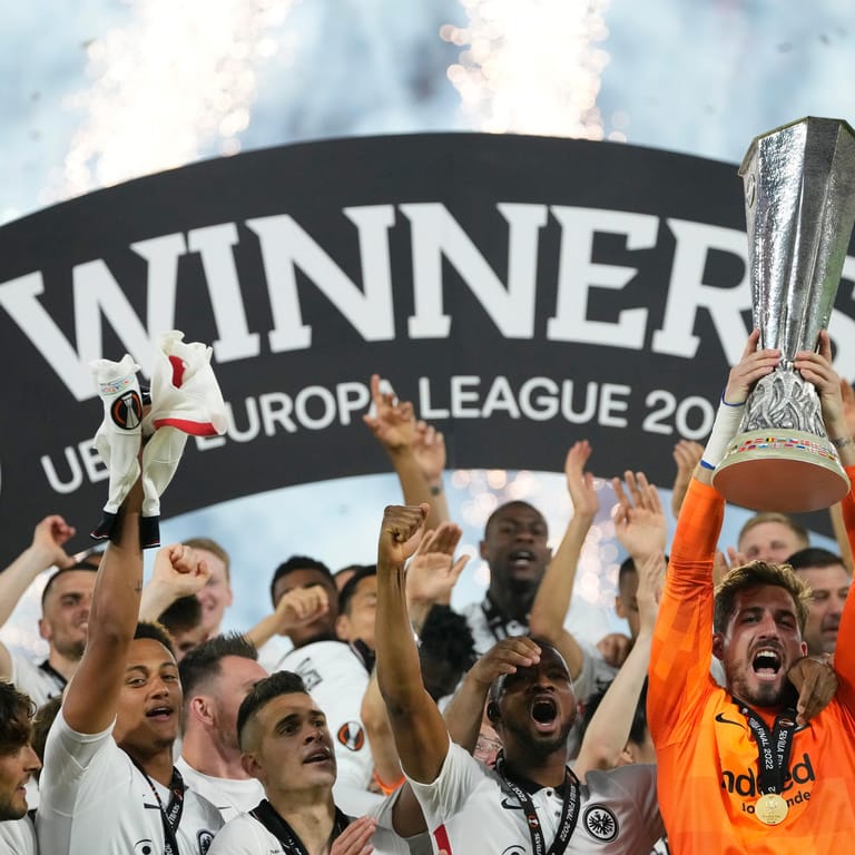 Frankfurts Torhüter Kevin Trapp hebt den Pokal nach dem Sieg: Es war Eintrachts großer Traum die Europa League zu gewinnen.