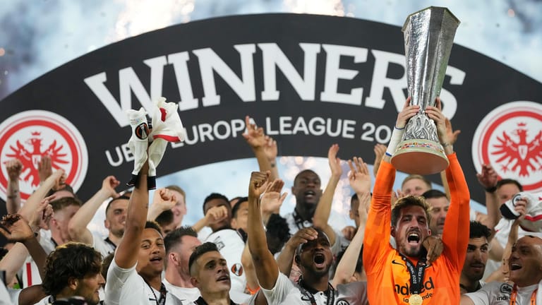 Frankfurts Torhüter Kevin Trapp hebt den Pokal nach dem Sieg: Es war Eintrachts großer Traum die Europa League zu gewinnen.