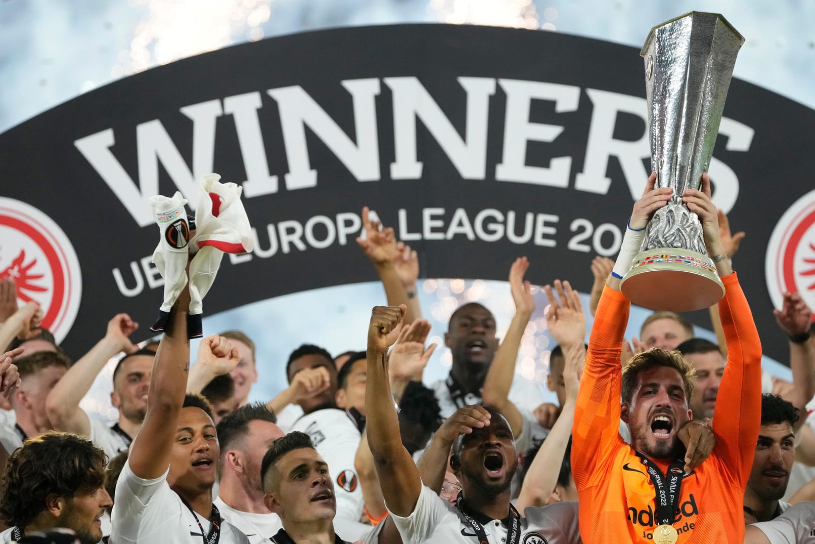 Frankfurts Torhüter Kevin Trapp hebt den Pokal nach dem Sieg: Es war Eintrachts großer Traum die Europa League zu gewinnen.