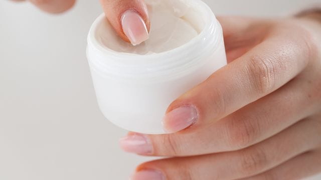 Creme - aber nicht fürs Gesicht, sondern für die Achselhöhlen: Beim Kauf einer Deocreme sollte man darauf achten, dass das Produkt auf Natron basiert.