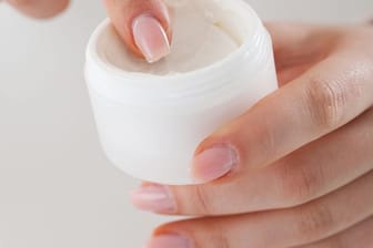 Creme - aber nicht fürs Gesicht, sondern für die Achselhöhlen: Beim Kauf einer Deocreme sollte man darauf achten, dass das Produkt auf Natron basiert.