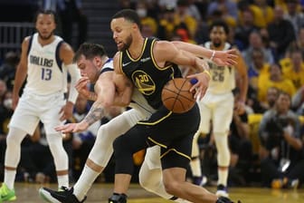 Stephen Curry (30), Guard der Golden State Warriors, und Luka Doncic, Guard der Dallas Mavericks, kämpfen um den Ball.