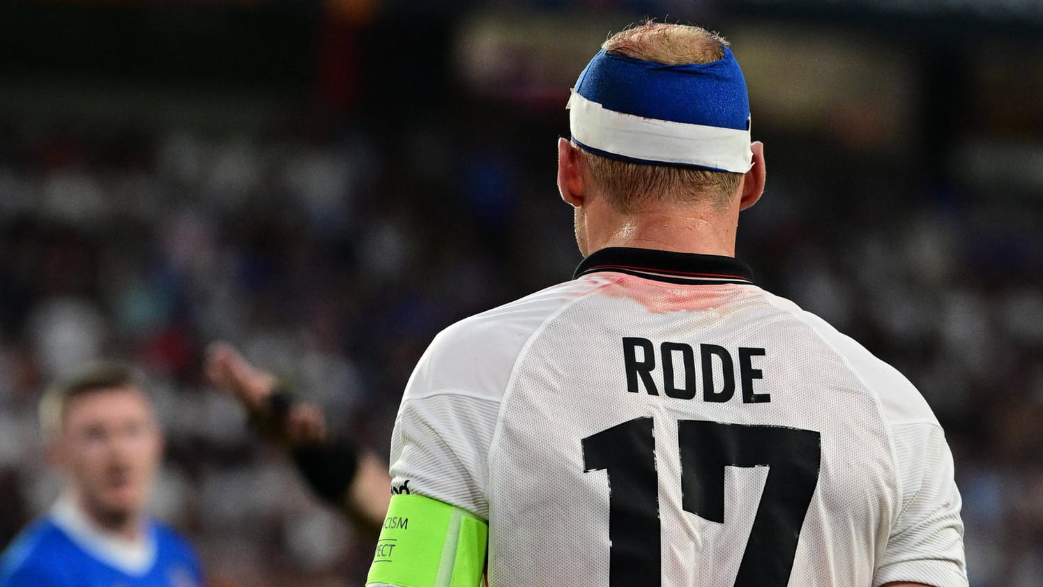 Sebastian Rode: Blut auf dem Trikot, Turban auf dem Kopf. Der Eintracht-Kapitän kämpfte sich durch die Finalpartie in Sevilla.