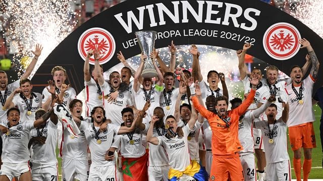 Die Spieler von Eintracht Frankfurt feiern mit dem Pokal nach der Partie. Die Spieler von Eintracht Frankfurt feiern mit dem Pokal nach der Partie.
