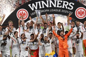 Die Spieler von Eintracht Frankfurt feiern mit dem Pokal nach der Partie.