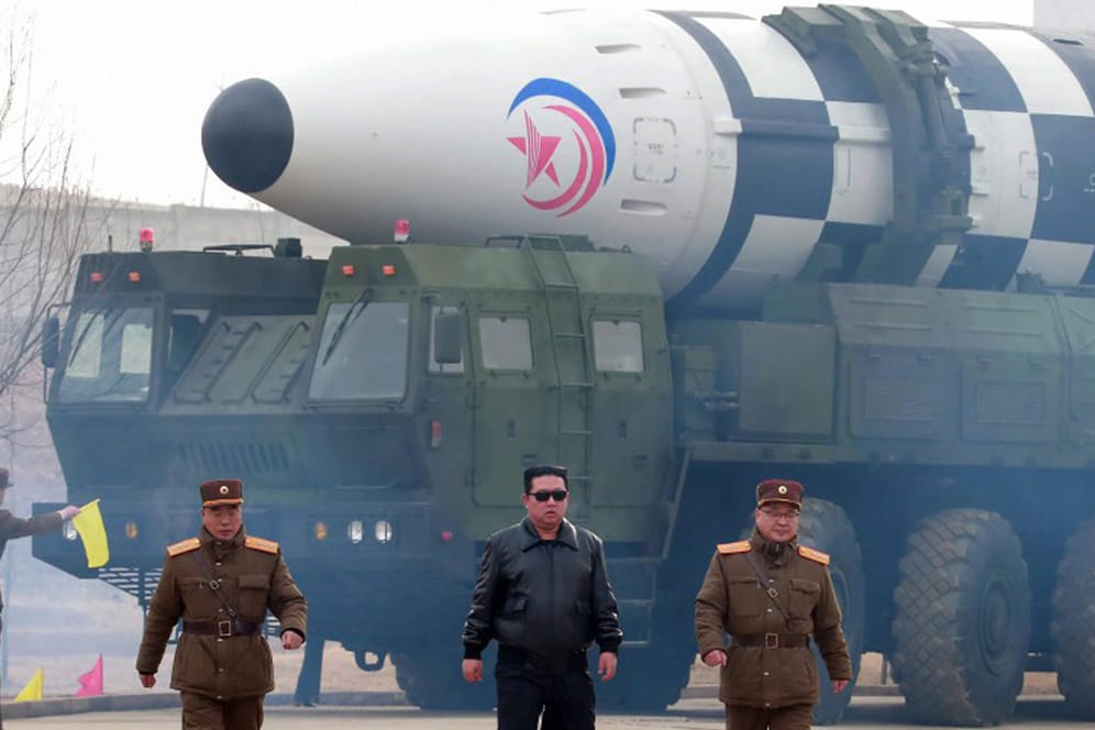 Nordkoreas Machthaber Kim Jong Un beim Test einer neuen Interkontinentalrakete im März.