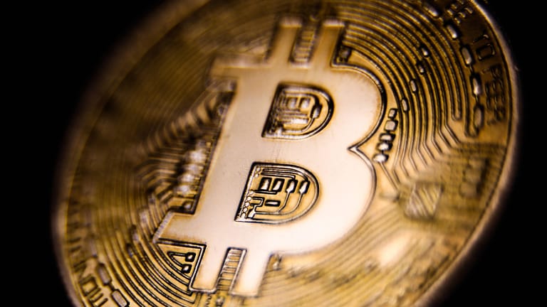 Ein Bitcoin (Symbolbild): Die Digitalwährung hat zuletzt stark an Wert verloren.