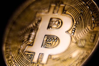 Ein Bitcoin (Symbolbild): Die Digitalwährung hat zuletzt stark an Wert verloren.