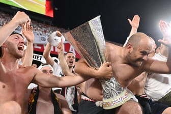 Jubel auch auf den Tribünen in Sevilla: Die Frankfurter Fans bejubeln den Finalsieg in der Europa League.