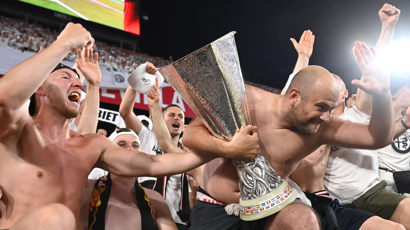 Jubel auch auf den Tribünen in Sevilla: Die Frankfurter Fans bejubeln den Finalsieg in der Europa League.