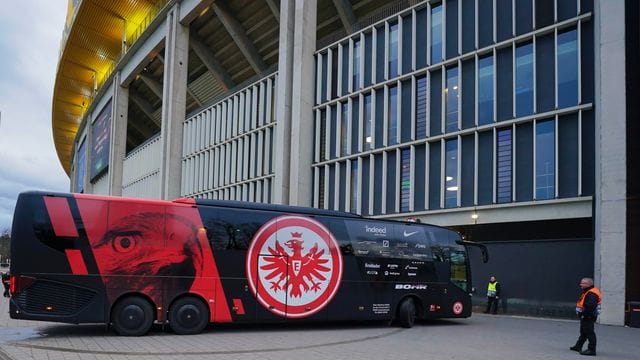 Der Mannschaftsbus des Frankfurter Teams fährt in das Stadion.