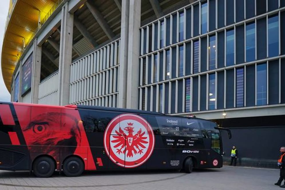 Der Mannschaftsbus des Frankfurter Teams fährt in das Stadion.