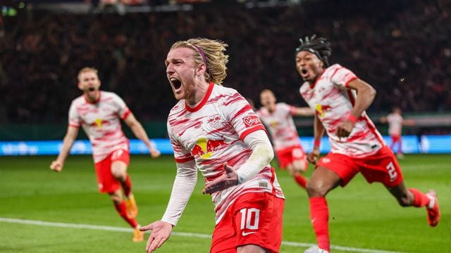 Leipzigs Spieler Emil Forsberg jubelt nach einem Tor.