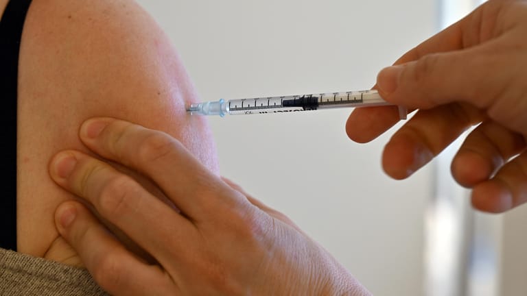 Impfung (Symbolbild): Das Verfassungsgericht in Karlsruhe hat mehrere Klagen gegen eine einrichtungsbezogene Corona-Impfpflicht abgewiesen.