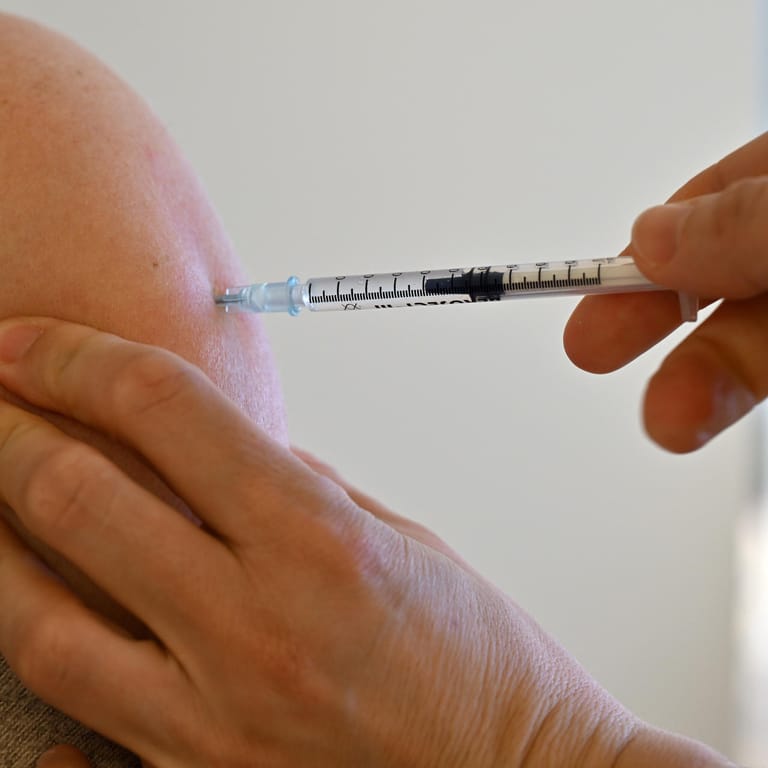 Impfung (Symbolbild): Das Verfassungsgericht in Karlsruhe hat mehrere Klagen gegen eine einrichtungsbezogene Corona-Impfpflicht abgewiesen.