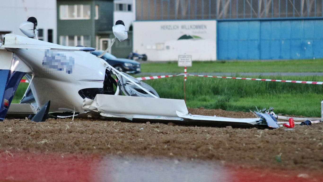 Ein Flugzeug ist auf dem Flugplatz Heubach abgestürzt: Aus bislang ungeklärten Gründen kam es bei der Landung zum Unglück.