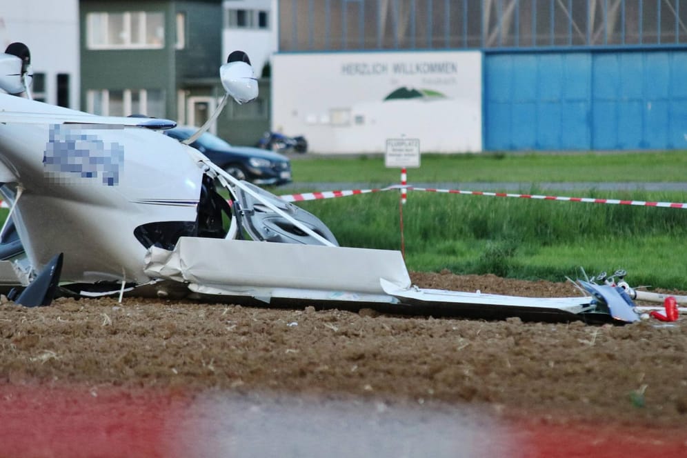 Ein Flugzeug ist auf dem Flugplatz Heubach abgestürzt: Aus bislang ungeklärten Gründen kam es bei der Landung zum Unglück.