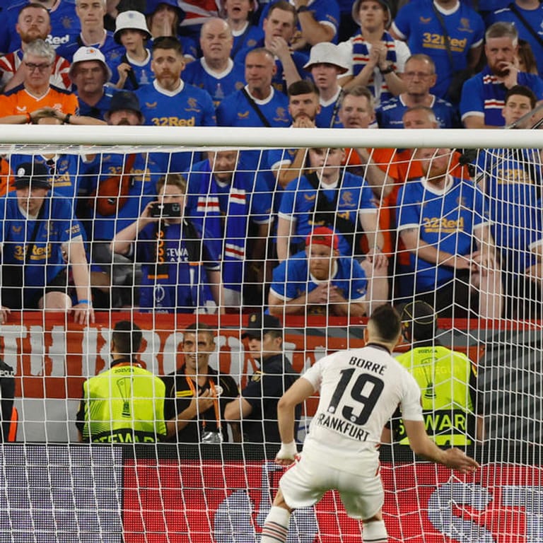 Rafael Santos Borré erzielt den entscheidenden Treffer in Sevilla: Im Elmeterschießen vor den Fans der Glasgow Rangers zeigten die Frankfurter keine Nerven.