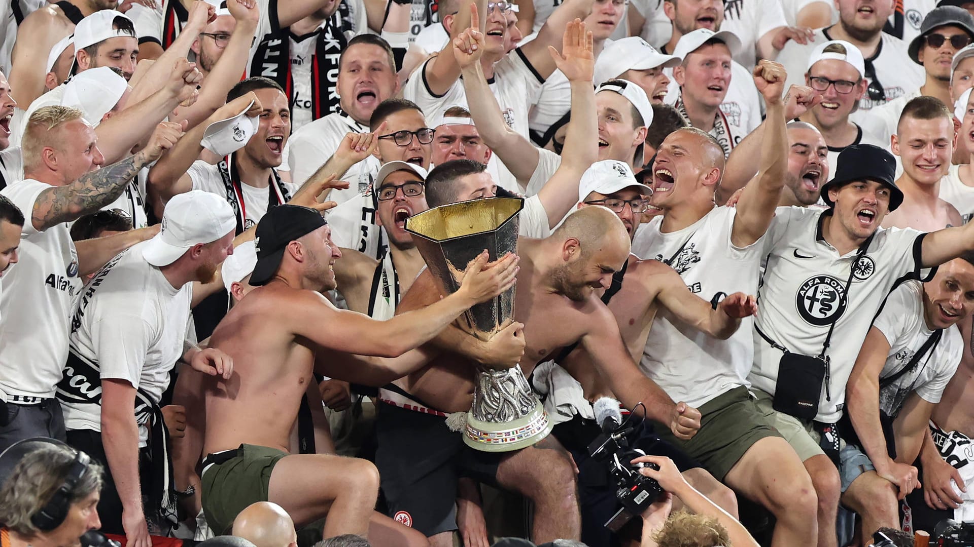 Die Frankfurter Fans mit dem Pokal: Zwei von ihnen stürzten beim Torjubel zum 1:1 ab und mussten behandelt werden.