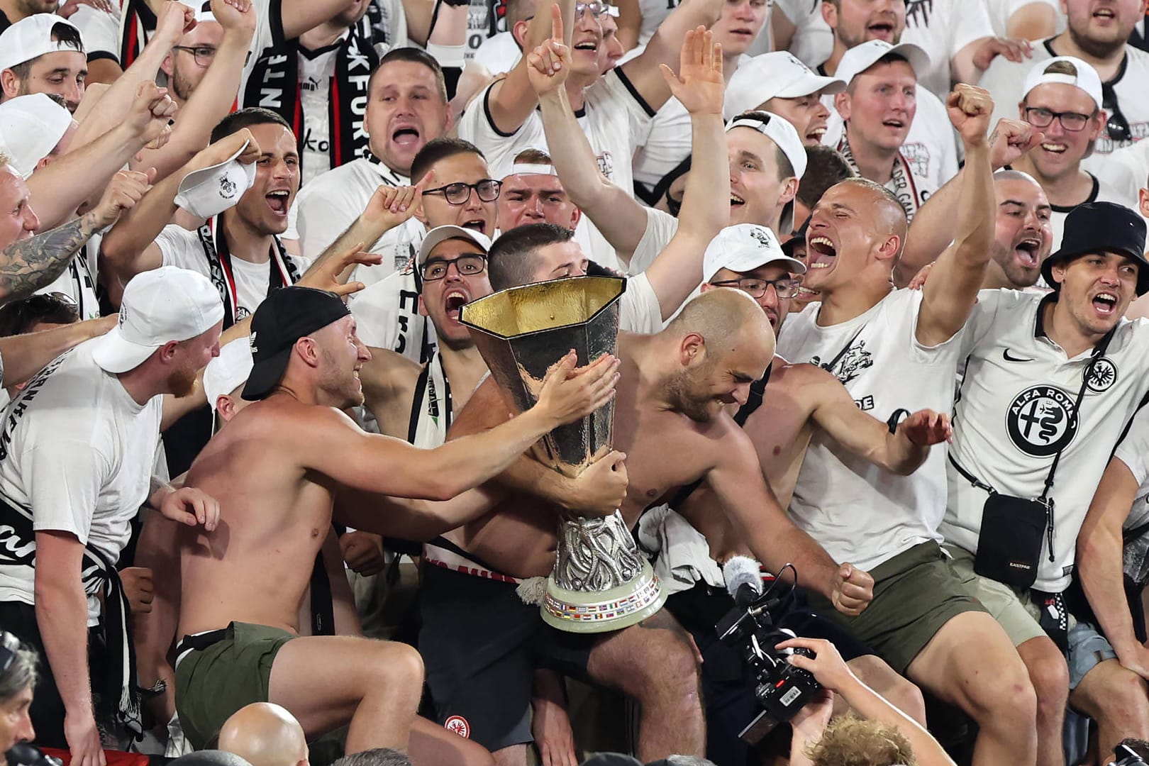 Die Frankfurter Fans mit dem Pokal: Zwei von ihnen stürzten beim Torjubel zum 1:1 ab und mussten behandelt werden.