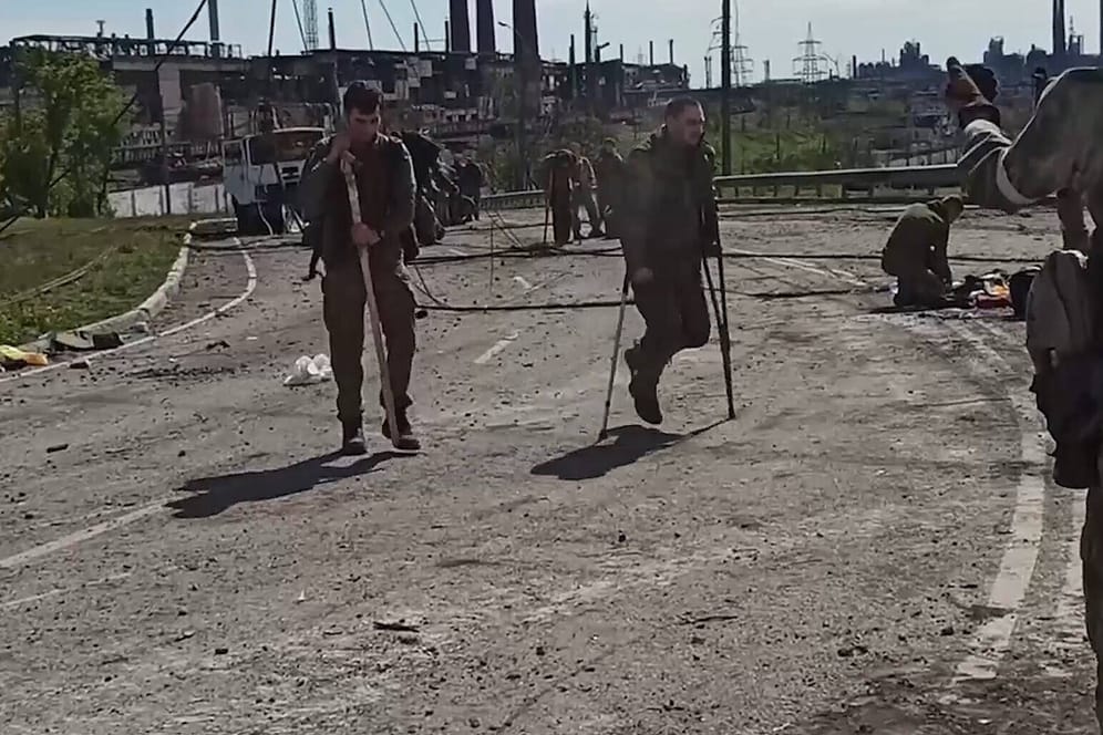 Das Foto russischer Behörden soll ukrainische Soldaten zeigen, die das umkämpfte Asow-Stahlwerk in Mariupol verlassen haben.