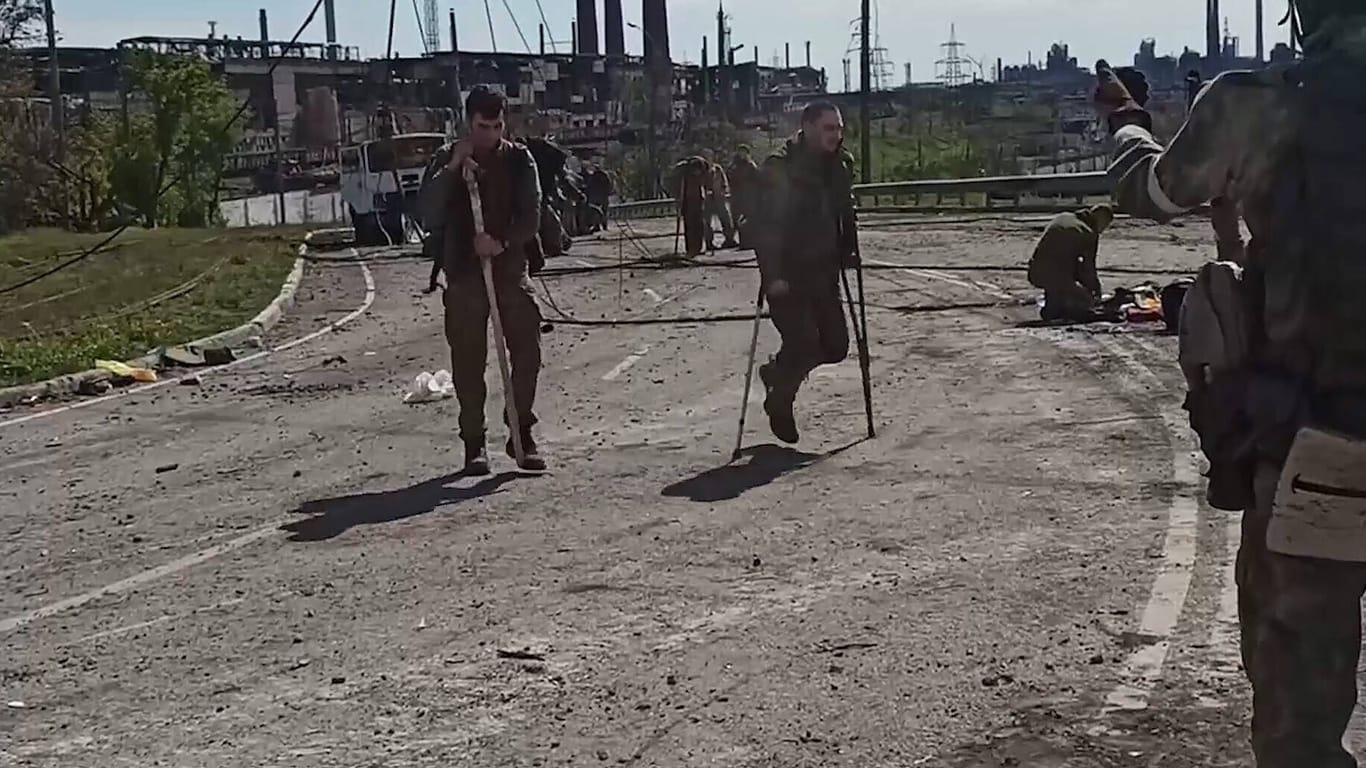 Das Foto russischer Behörden soll ukrainische Soldaten zeigen, die das umkämpfte Asow-Stahlwerk in Mariupol verlassen haben.