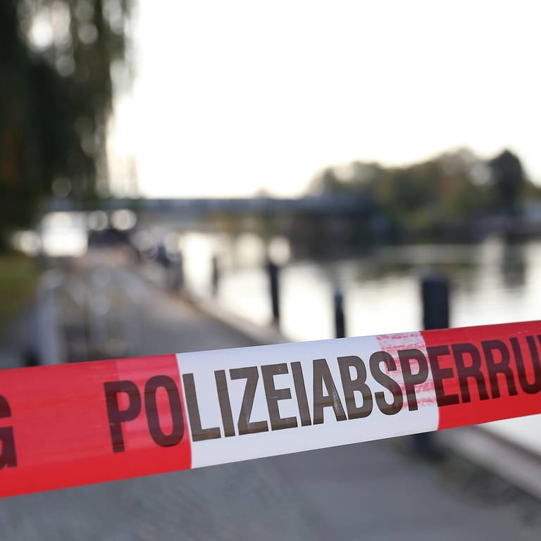 Polizeiabsperrband flattert am Ufer eines Flusses (Symbolbild): In der Murr wurde eine bislang nicht identifizierte Leiche entdeckt.