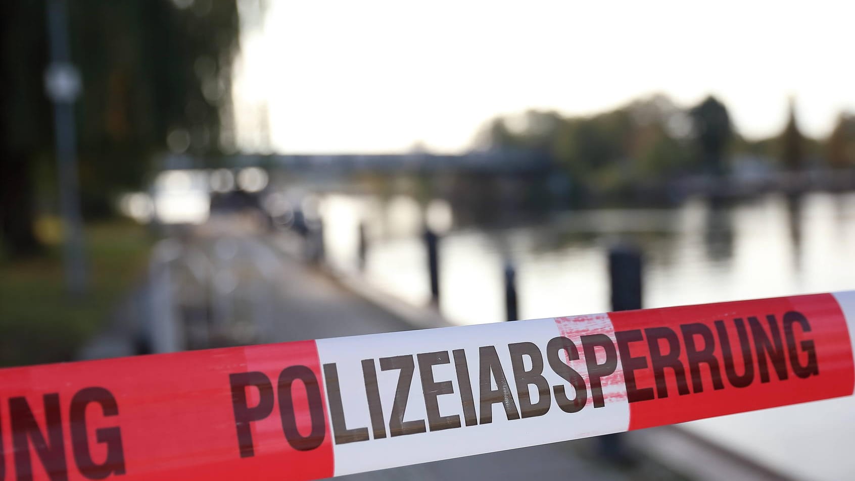 Polizeiabsperrband am Ufer eines Flusses (Symbolbild): In der Murr wurde eine Leiche entdeckt, nun ist die Identität des Mannes klar.