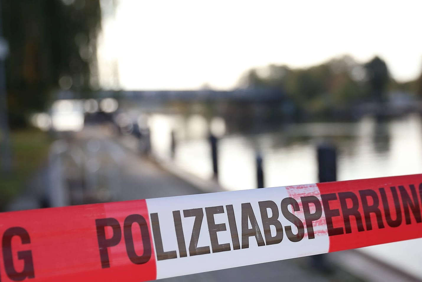 Polizeiabsperrband am Ufer eines Flusses (Symbolbild): In der Murr wurde eine Leiche entdeckt, nun ist die Identität des Mannes klar.