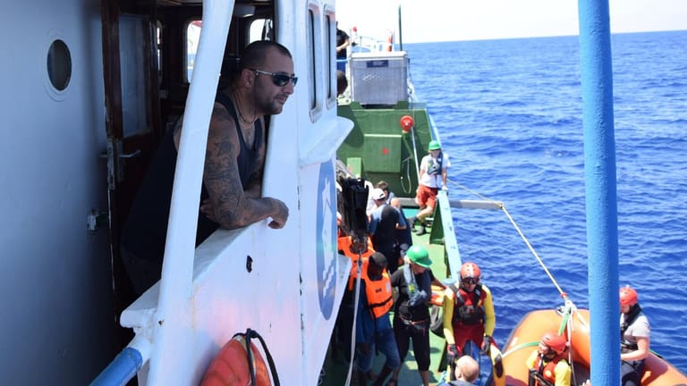Beigui auf dem Rettungsschiff (Archivbild): Er hat keine Angst vor dem Prozess in Italien.