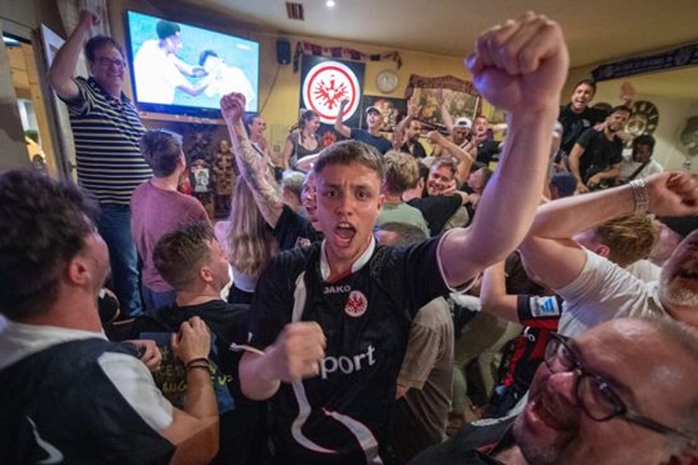 Fans von Eintracht Frankfurt feiern den Sieg ihres Teams im Europaleague-Finale in einer Kneipe.