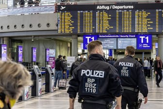 Bundespolizisten am Stuttgarter Flughafen (Archivbild): Der Georgier darf nicht mehr einreisen.