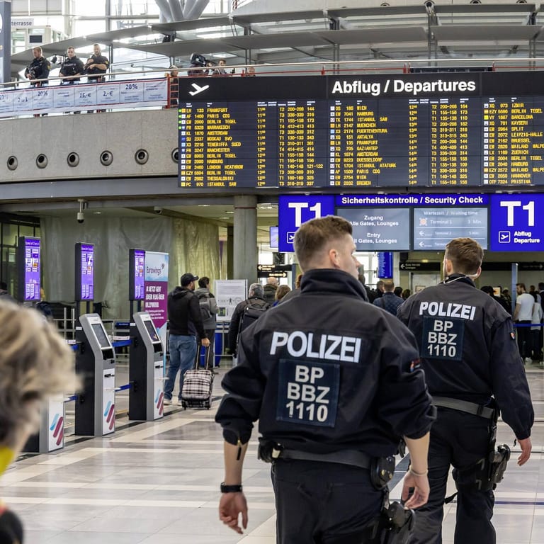 Bundespolizisten am Stuttgarter Flughafen (Archivbild): Der Georgier darf nicht mehr einreisen.