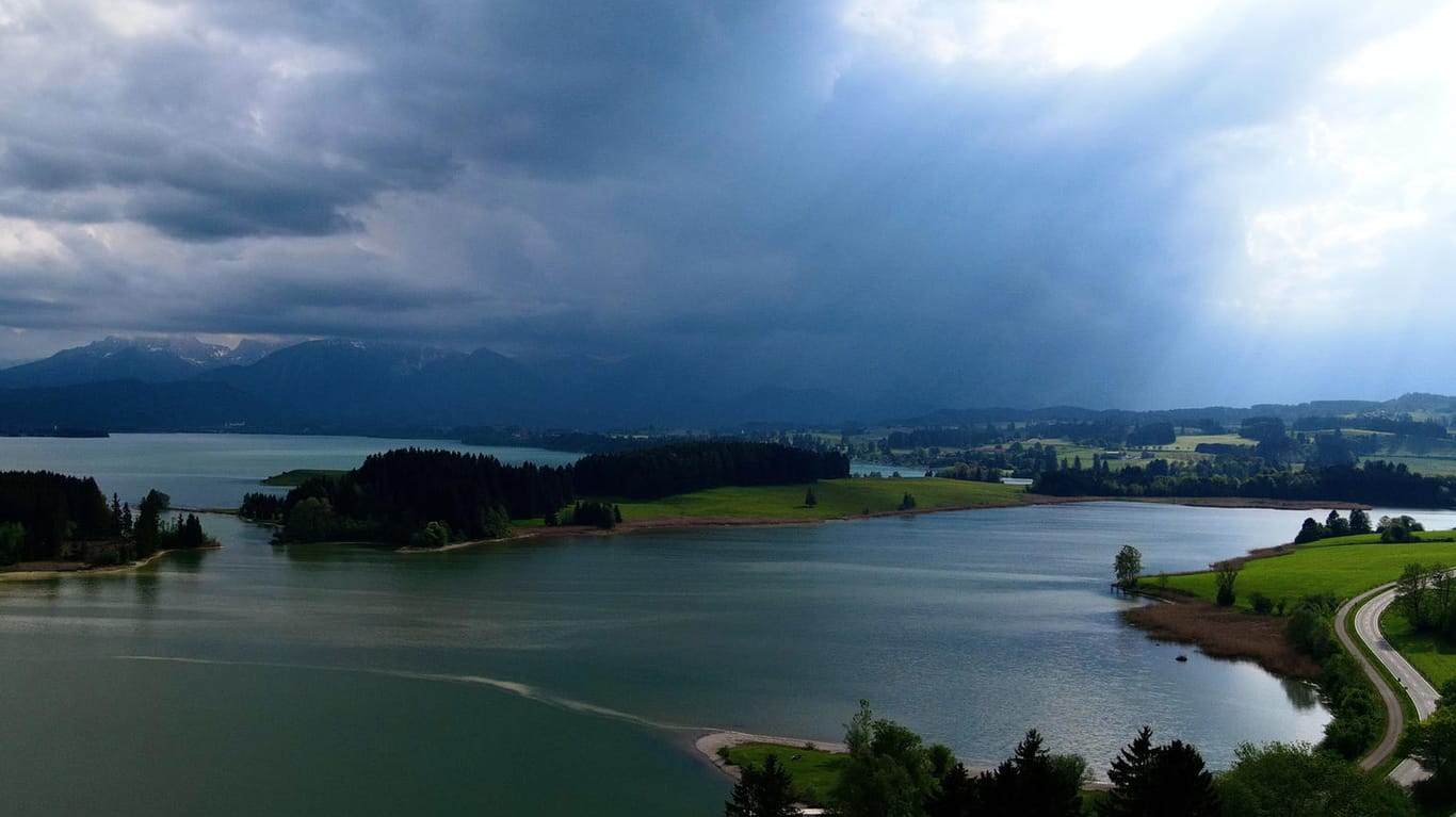 Gewitterwolken (Symbolbild): Die Unwetter sollen am Freitag quer über Deutschland hinwegziehen.